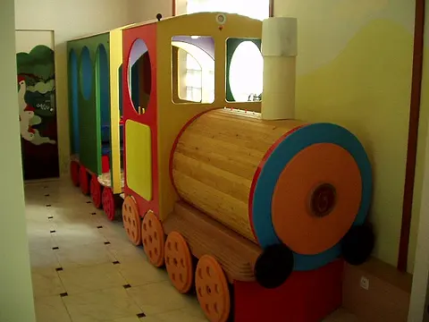Drevený farebný vláčik v detskom kútiku