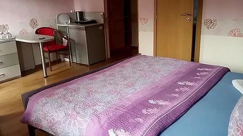 Mini kuchynský kútik s chladničkou a stolíkom v izbe č. 5