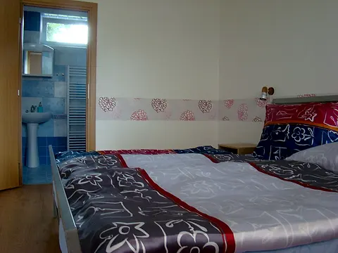 Manželská posteľ v izbe č. 5 s výhľadom do modrej kúpeľne