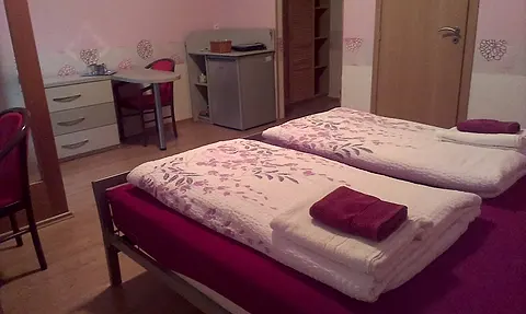Izba č. 5 s posteľami, kuchynským kútikom a chladničkou