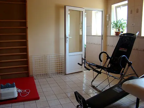 Priestor pred wellness s cvičebnými pomôckami a dverami von