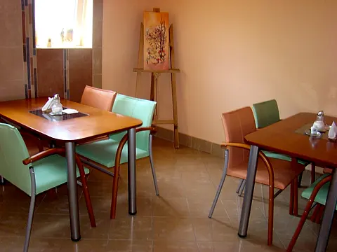 Salónik pri wellness so stolmi a farebnými stoličkami