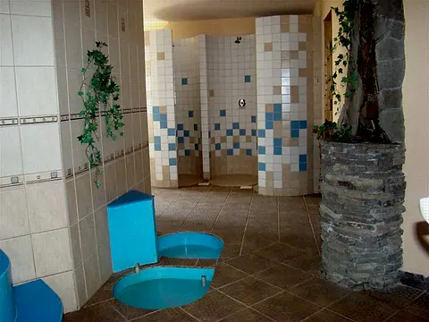Sprchy a prešľapávací kúpeľ vo wellness pri kamennom stĺpe