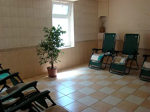 Tepidárium s ležadlami a dekami v presvetlenej miestnosti